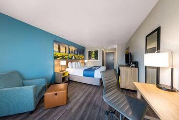 호텔 Days Inn By Wyndham Lathrop