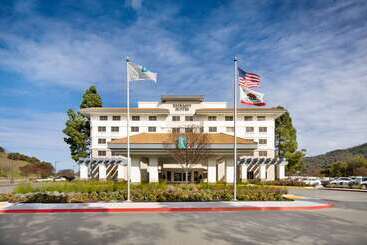 هتل Embassy Suites By Hilton San Rafael Marin County