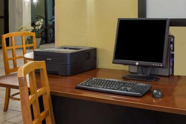هتل Red Roof Inn Plus+ Neptune Beach Jacksonville Beach