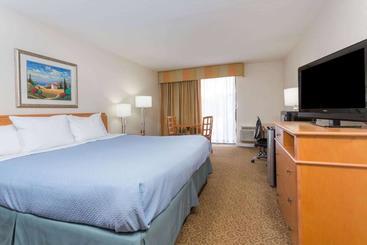 هتل Red Roof Inn Plus+ Neptune Beach  Jacksonville Beach