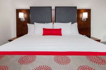 Отель Ramada By Wyndham Austin South