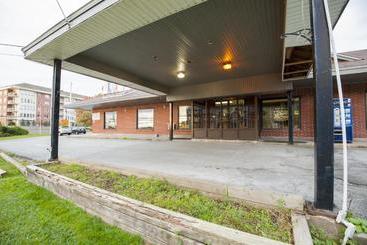 هتل Bluenose Inn And Suites
