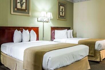 בית מלון כפרי Quality Inn Airport Cruise Port