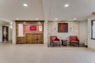 בית מלון כפרי Red Roof Inn & Suites Newport   Middletown, Ri