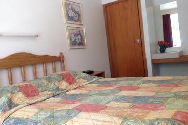Breeze Motels