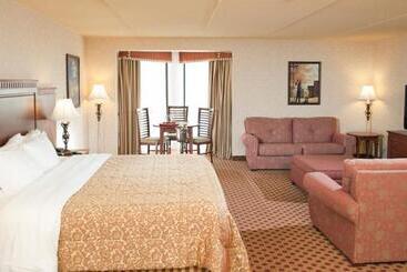 Отель Quality Inn & Suites Bay Front