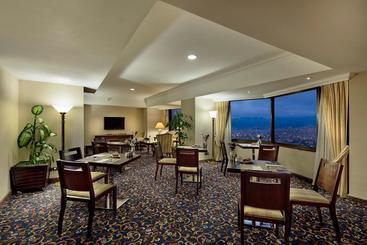 هتل Hilton Izmir
