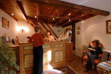 هتل La Cour Du Bailli Suites & Spa