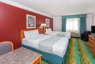 בית מלון כפרי Days Inn & Suites By Wyndham Arlington Heights