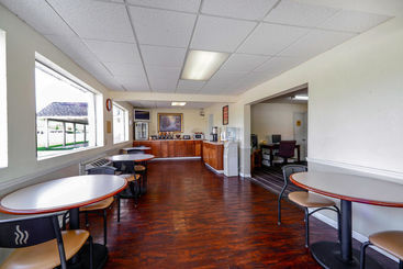 هتل Econo Lodge Inn & Suites