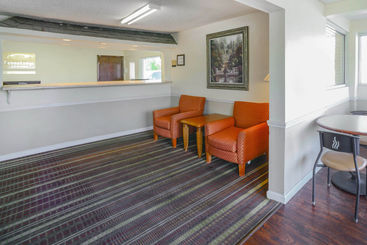 هتل Econo Lodge Inn & Suites