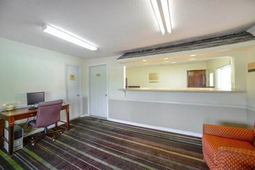هتل Econo Lodge Inn & Suites