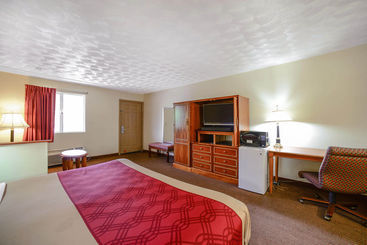 هتل Econo Lodge Inn & Suites