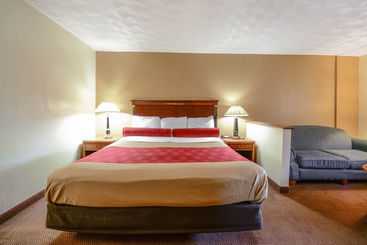 هتل Econo Lodge Inn & Suites