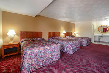 هتل Econo Lodge Inn & Suites