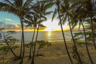 هتل Marlin Waters Beachfront Apartments