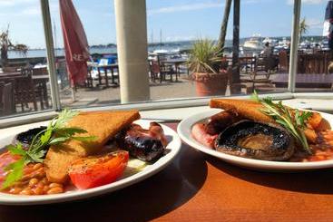 هتل Salterns Harbourside