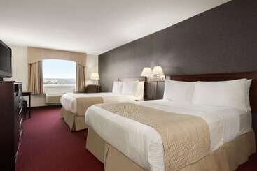 فندق Days Inn & Suites By Wyndham Brandon