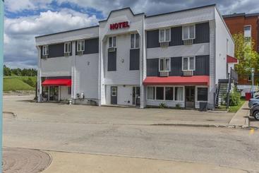 هتل Econo Lodge La Malbaie