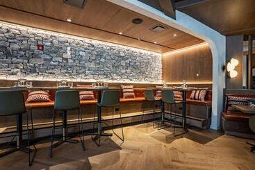 هتل Mtn House By Basecamp