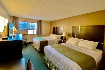 בית מלון כפרי Ramada By Wyndham Whitecourt