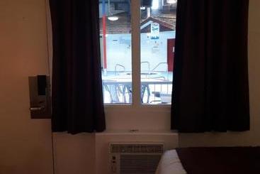 هتل Westwood Inn  And Indoor Water Park