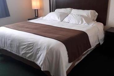 هتل Westwood Inn  And Indoor Water Park