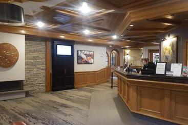 هتل Whistler's Inn