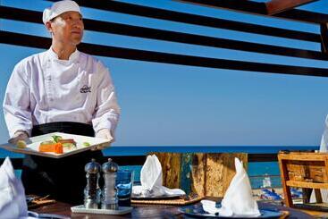 هتل Pilot Beach Resort