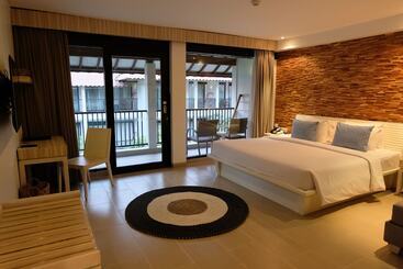 ホテル Away Bali Legian Camakila Resort