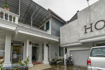 پانسیون Reddoorz Near Pantai Tanjung Pendam