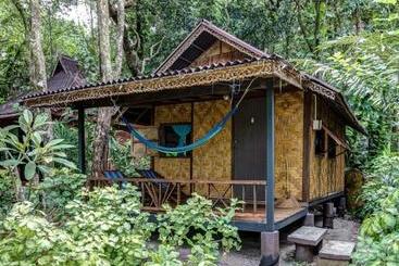 هتل Bamboo Bungalows