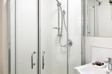 هتل The Hibernian Studio Apartments   4 Latter Street
