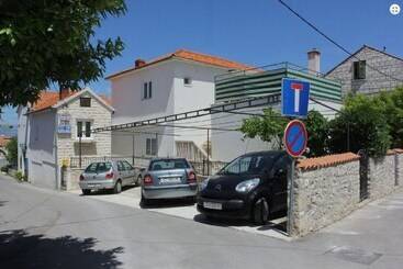 آپارتمانهای توریستها Apartments Adel   70 M From Beach