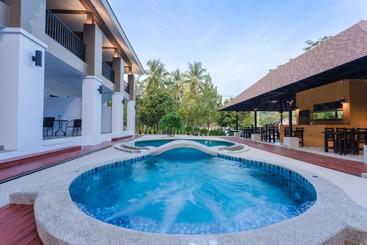 هتل The Retreat Khaolak Resort   Sha Extra Plus