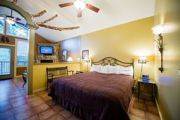 Oak Crest Cottages & Treehouses