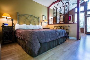 Oak Crest Cottages & Treehouses
