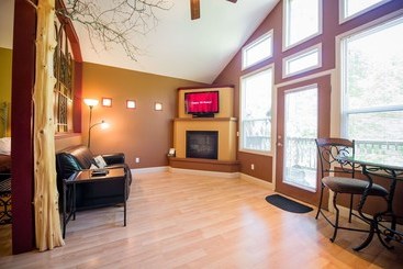 Oak Crest Cottages & Treehouses