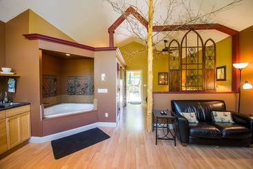 Oak Crest Cottages & Treehouses
