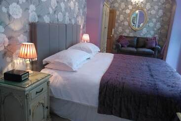 Oaklands Bed & Breakfast   B&b