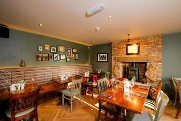 هتل The Saracens Head