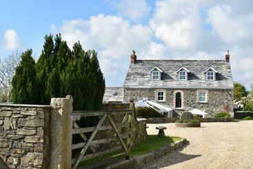 مبيت وإفطار Treveighan Farmhouse