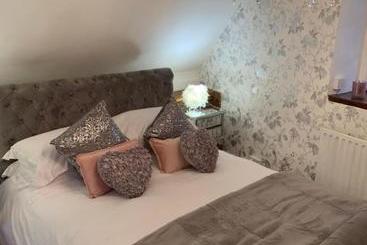 تختخواب و صبحانه The Griffin Cottage