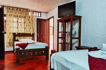 هتل El Porton De San Gil