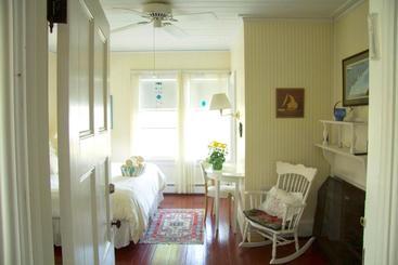تختخواب و صبحانه The Shore Path Cottage