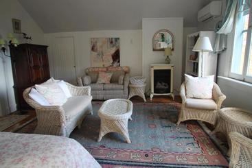 تختخواب و صبحانه The Shore Path Cottage