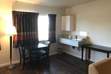 مُتل Manhattan Inn & Suites