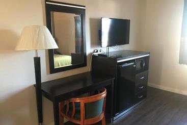 مُتل Manhattan Inn & Suites