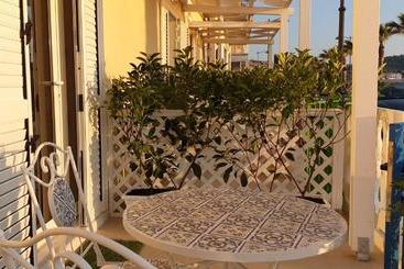 تختخواب و صبحانه A Un Passo Dal Mare