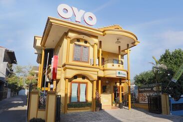 بنسيون Oyo 1072 Kampung Condro Wulan Guesthouse